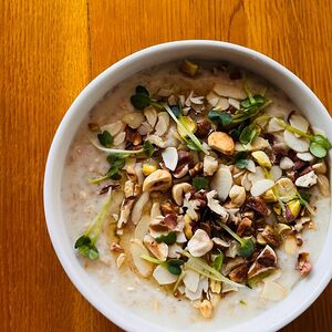 Каша овсяная с орехами и медом