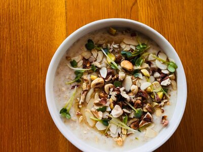 Каша овсяная с орехами и медом