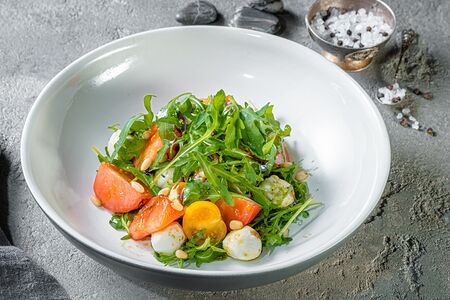 Капрезе мини-моцарелла