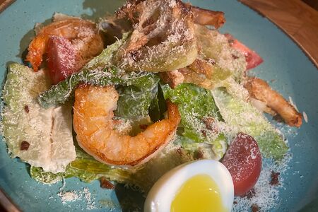 Салат Цезарь с креветками