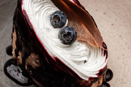 Черничный рулет