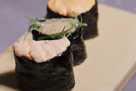 Гункан острый с креветкой