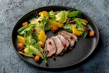 Салат с уткой и манговым соусом