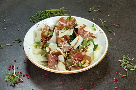 Салат с пармской ветчиной и грушей