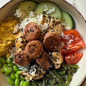 Боул с фрикадельками и хумусом