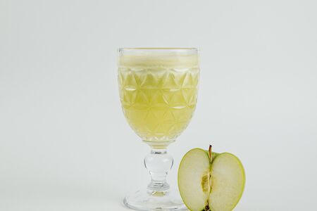 Свежевыжатый сок яблочный