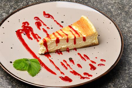 Чизкейк с соусом из ягод