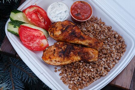 Куриные голени с гречкой, помидор, огурец