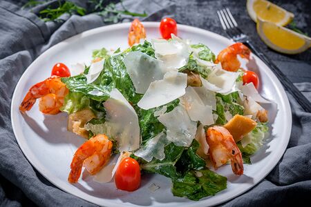 Салат Цезарь с креветками