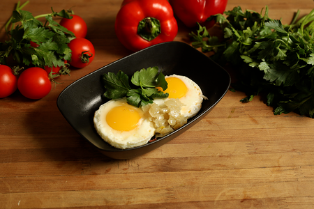 Яичница из двух яиц с жареным луком