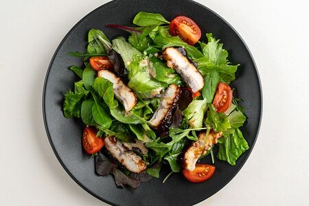 Салат с копченым угрем