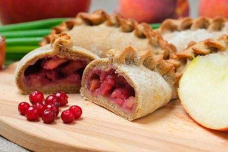 Ржаные пирожки с брусникой и яблоком