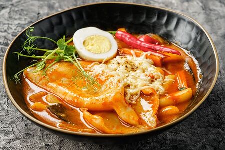 Токпокки с мясом кальмара