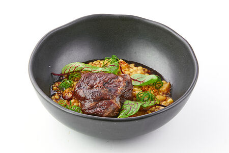 Телячьи щечки с птитимом и белыми грибами