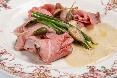 Вителло тоннато с зелёной фасолью и каперсами