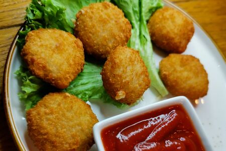 Сырные медальоны с халапенью