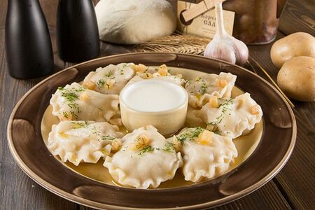 Вареники с картофелем, шкварками и жареным луком