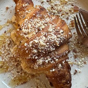 Круассан с арахисовой пастой и бананом