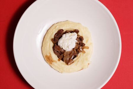 Говядина со страчателлой и картофельным пюре