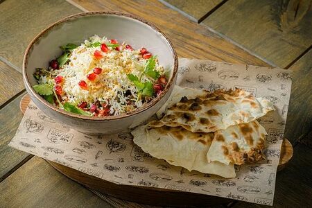 Овощной салат с травами, гранатом и сыром Гуда