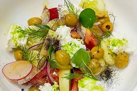 Овощи с молодым сыром и оливками