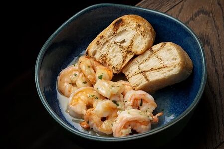 Креветки, жаренные с чесноком и эстрагоном