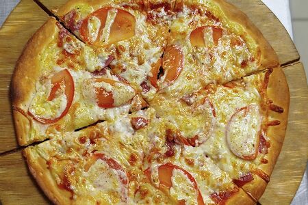 Пицца Колбаса и помидоры M