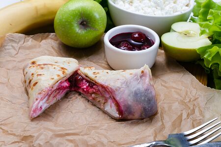 Блинчик с вишней и творогом