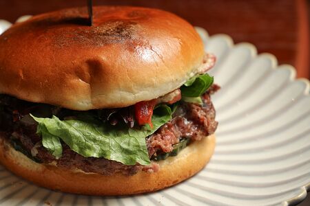 Бургер с мраморной котлетой