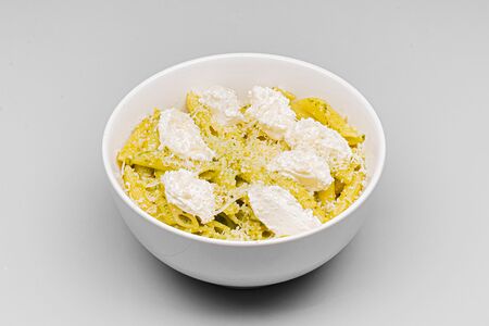 Макароны с песто и домашним сыром