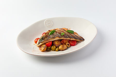 Филе сибаса с картофелем и томатами черри