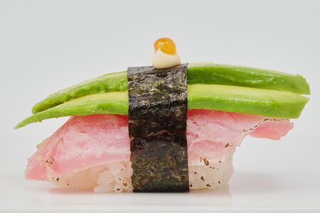 Нигири-суши Опаленный тунец с авокадо