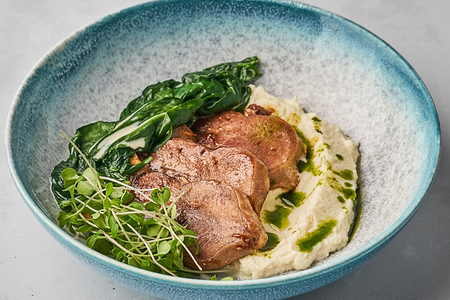 Язык говяжий с пюре из цветной капусты