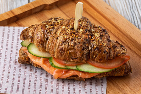 Круассан злаковый с лососем