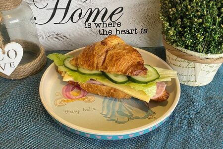 Круасан с ветчиной и сыром