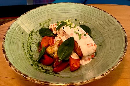 Филе лосося с овощами и страчателлой