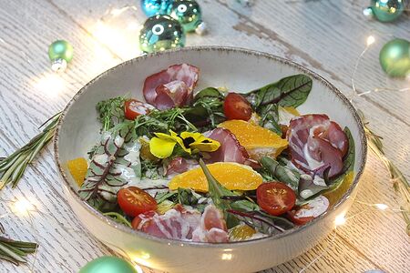 Салат с сыровялом и мандаринами