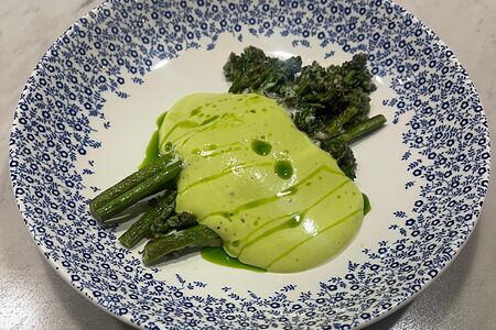 Брокколини с базиликом и муссом из брокколи
