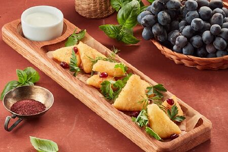 Жареный сыр Сулугуни с соусом Мацони