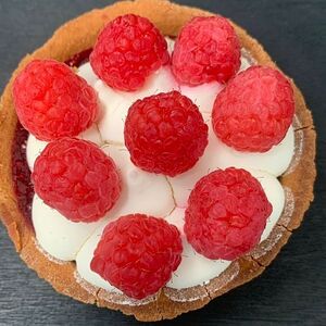 Тарталетка со свежей малиной