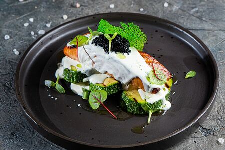 Стейк из Лосося с цукини на гриле, сливочным соусом и икрой палтуса