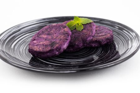 Сырники из тофу с черной смородиной