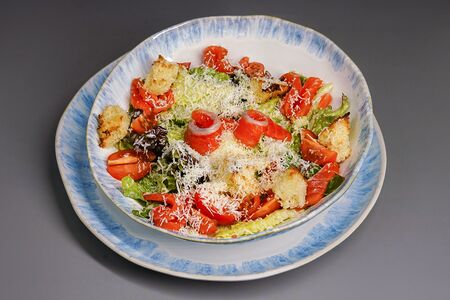 Салат Цезарь с мурманской форелью