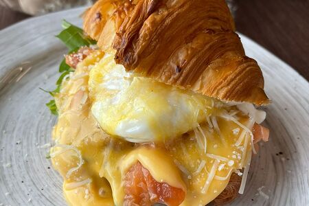 Яйцо Бенедикт на круассане на завтрак