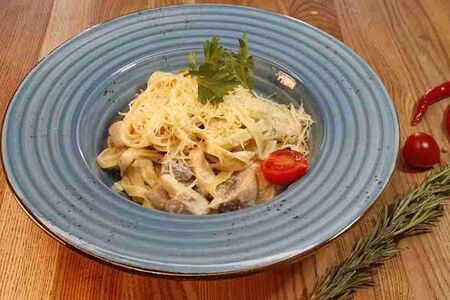 Феттуччине с курицей и грибами