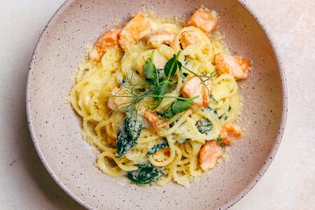 Паста с лососем, шпинатом и пармезаном