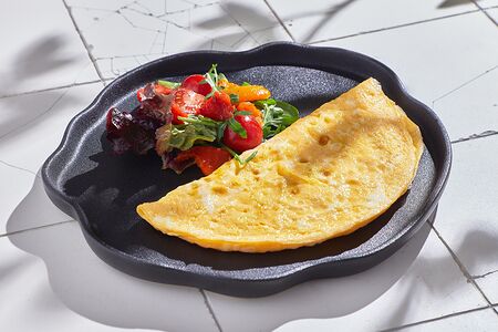 Омлет или скрембл с овощным салатом