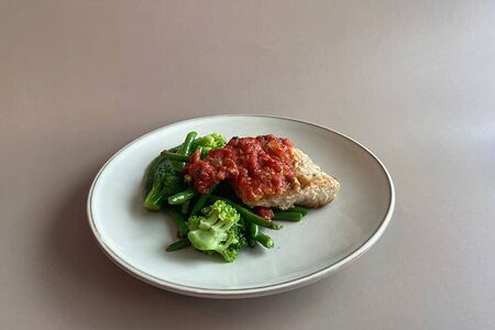 Филе белой рыбы с фасолью и брокколи