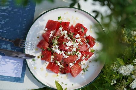 Салат с арбузом и сыром фета