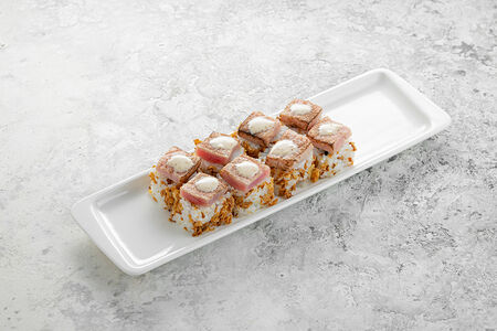 Ролл с опаленным тунцом и горгонзолой